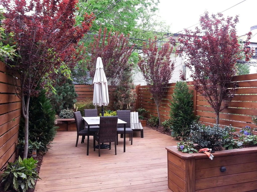 木甲板使一个很好的硬景观除了你的院子