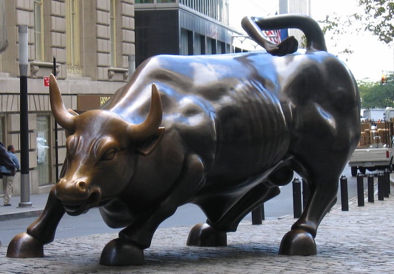纽约华尔街的“冲锋牛”雕像。