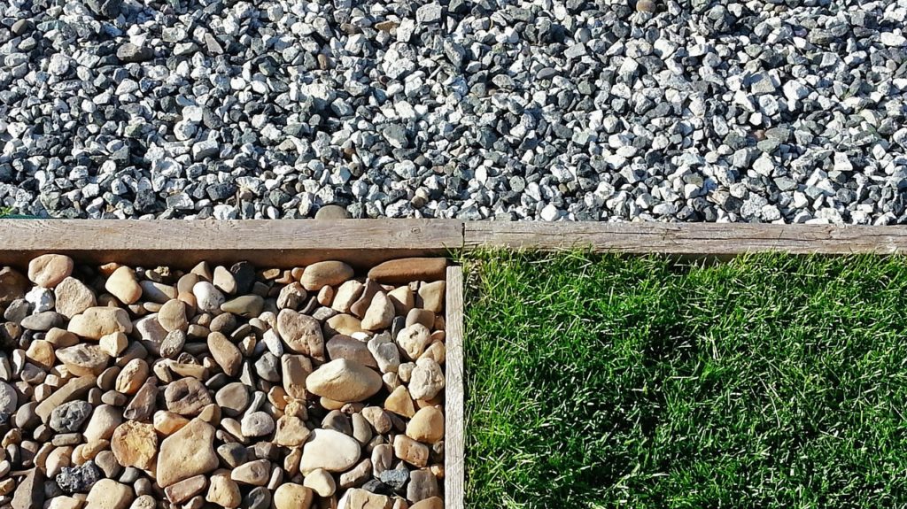 两种类型的园林绿化岩石与草由木板分开