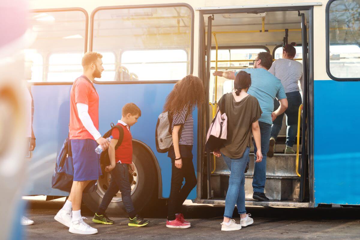 一群不同年龄和性别的通勤者登上公共汽车