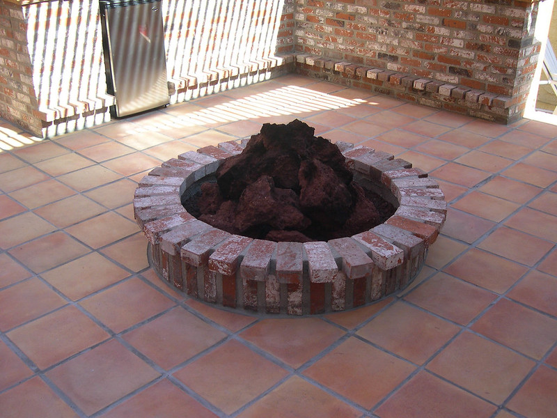 后院砖火坑设置在瓷砖露台