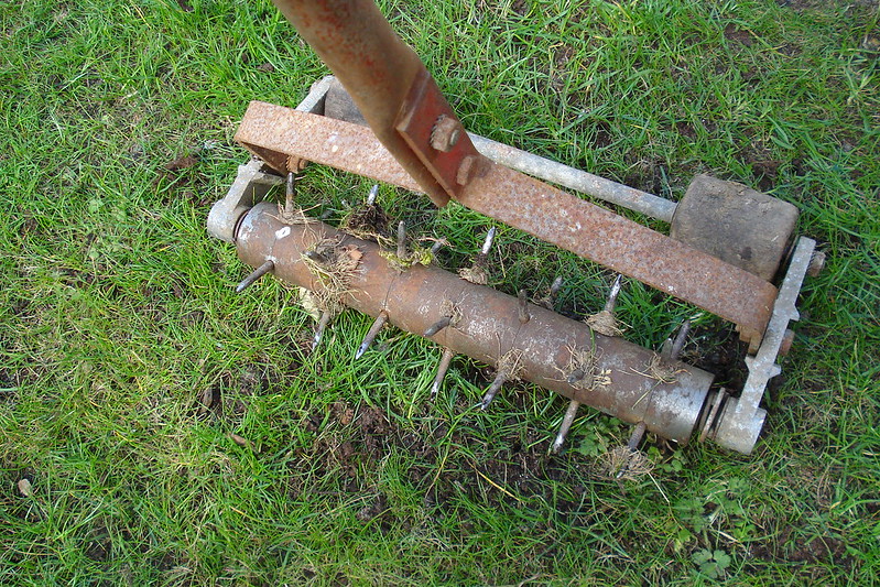 陈旧生锈的草坪曝气工具