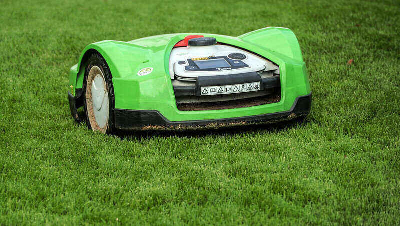 绿色割草机正在割草坪