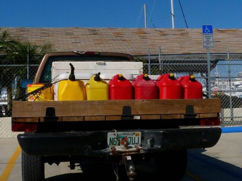 卡车上满是红色和黄色的汽油罐