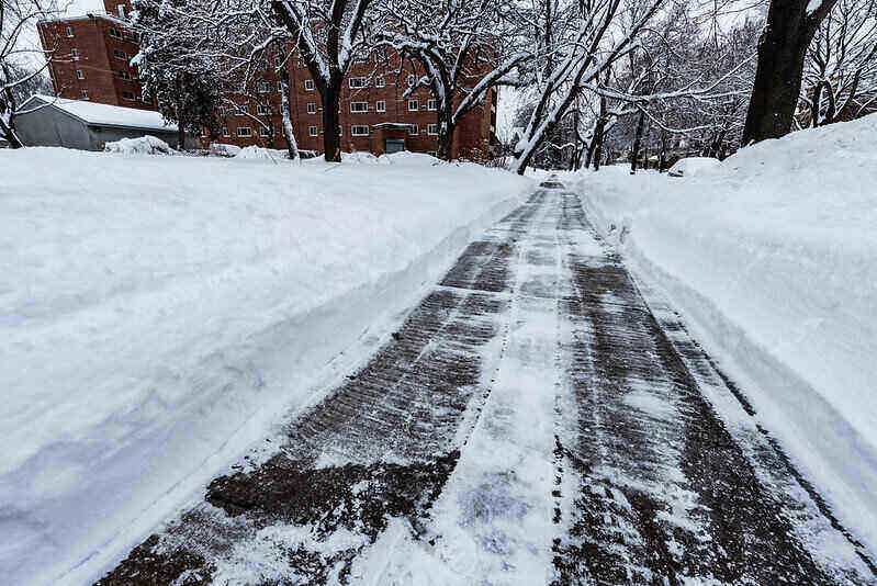 人行道上刚被清除的雪