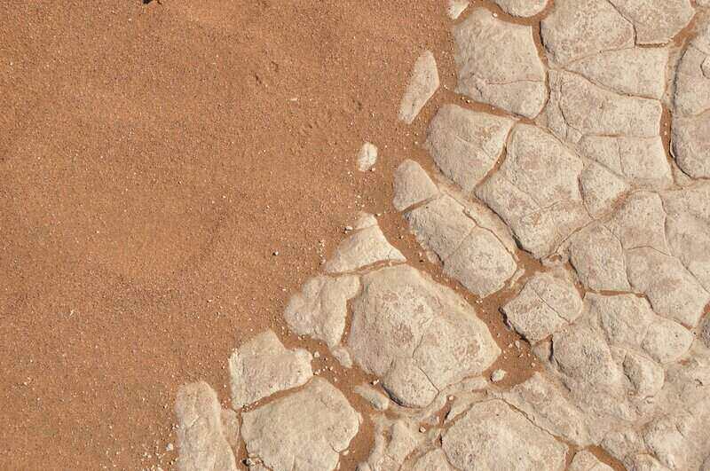 岩石旁边是沙土