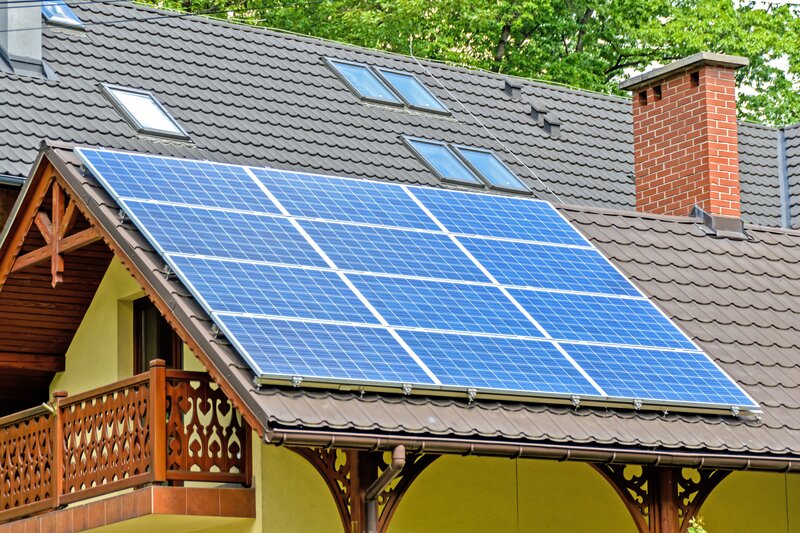 背景图片:房屋屋顶上的太阳能电池板